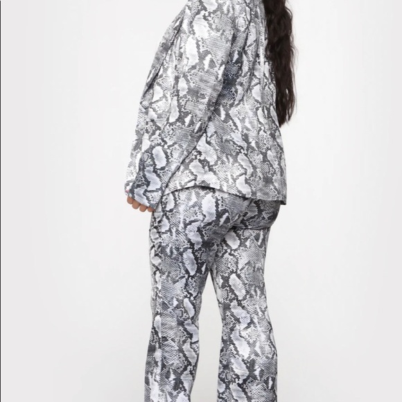 Snake skin print satin suit - Picture 3 of 4